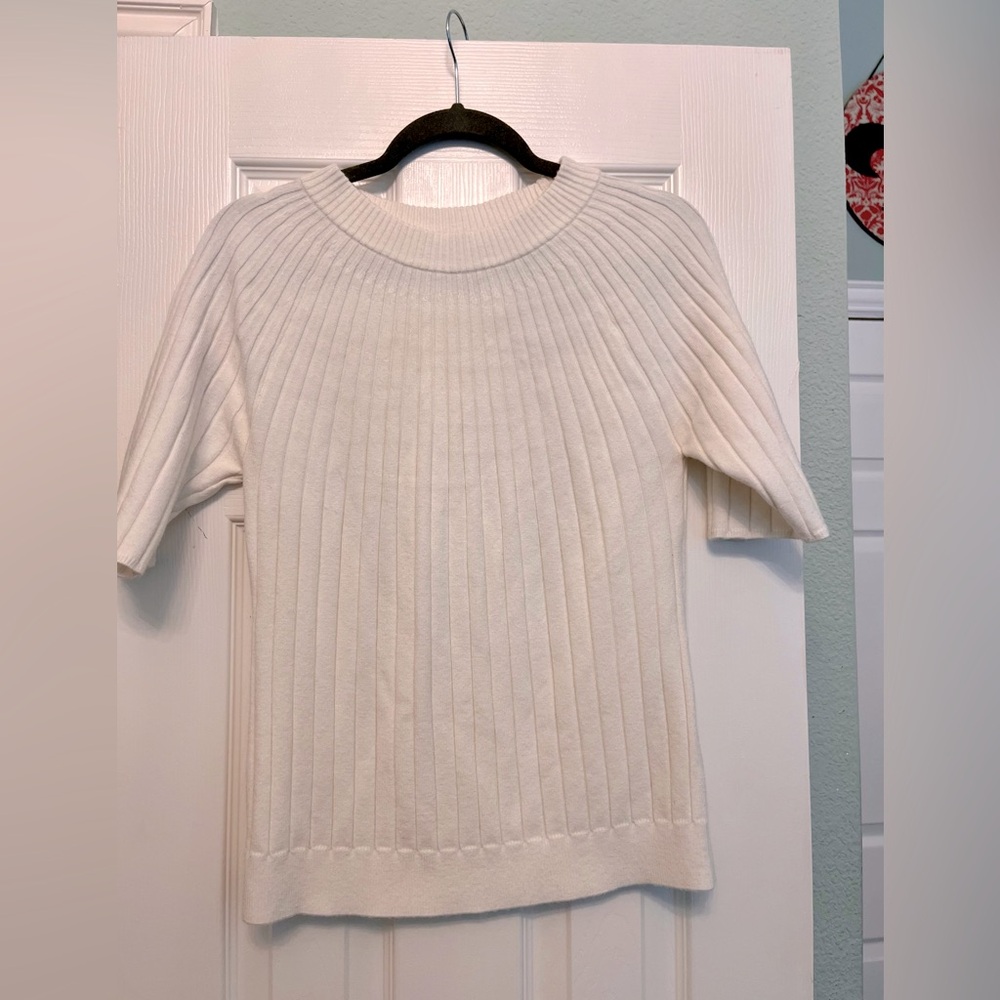 White ribbed sweater short sleeve.